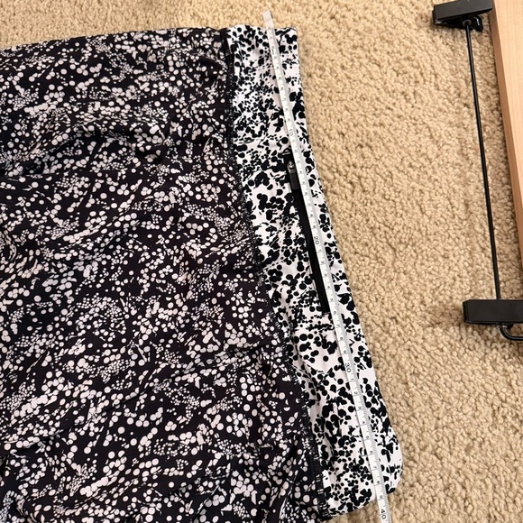 Lululemon Pace Rival skirt in the Chirakasu Alpine White/Chirasu Black - Picture 5 of 9